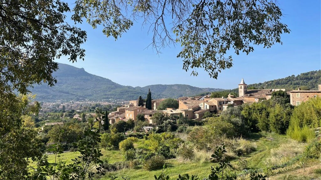 Mallorca s turistikou - nedotčená příroda a tradiční architektura - fotografie