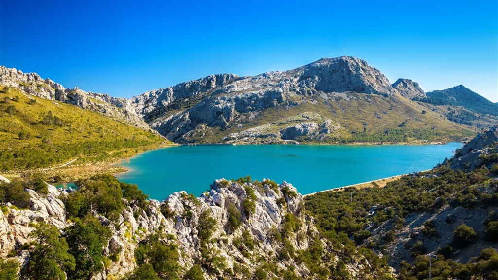 Mallorca s turistikou - nedotčená příroda a tradiční architektura - fotografie