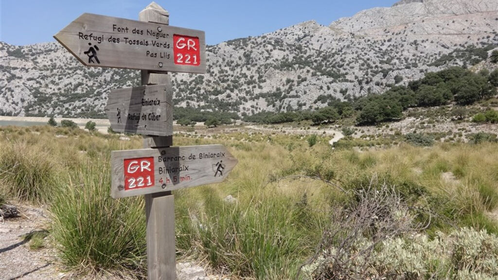 Mallorca s turistikou - nedotčená příroda a tradiční architektura - fotografie