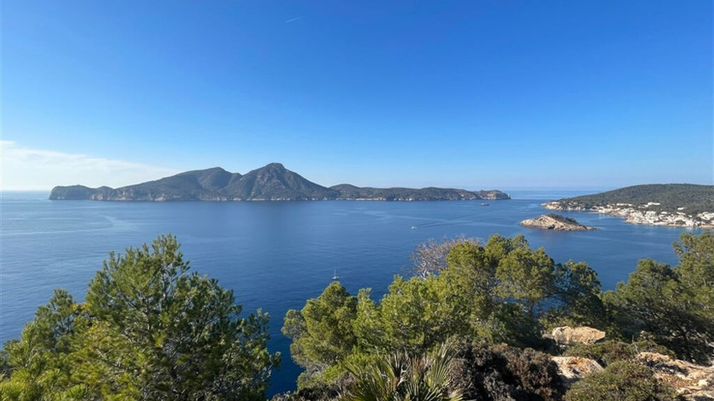 Mallorca s turistikou - nedotčená příroda a tradiční architektura - fotografie