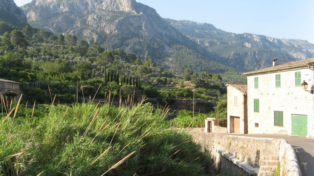 Mallorca s turistikou - nedotčená příroda a tradiční architektura - fotografie