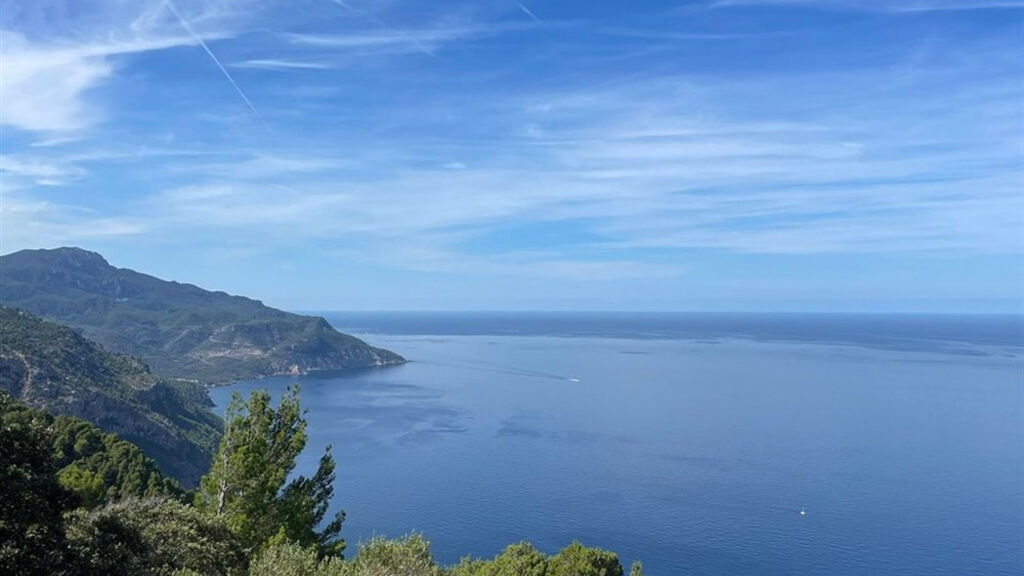 Mallorca s turistikou - nedotčená příroda a tradiční architektura - fotografie