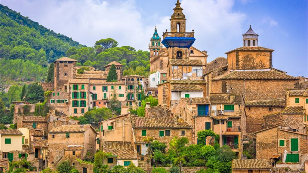 Mallorca s turistikou - nedotčená příroda a tradiční architektura - fotografie