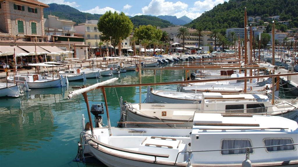 Mallorca s turistikou - nedotčená příroda a tradiční architektura - fotografie