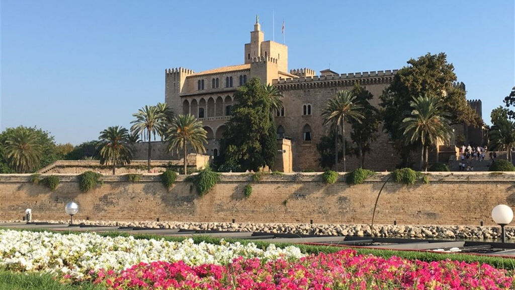 Mallorca s turistikou - nedotčená příroda a tradiční architektura - fotografie